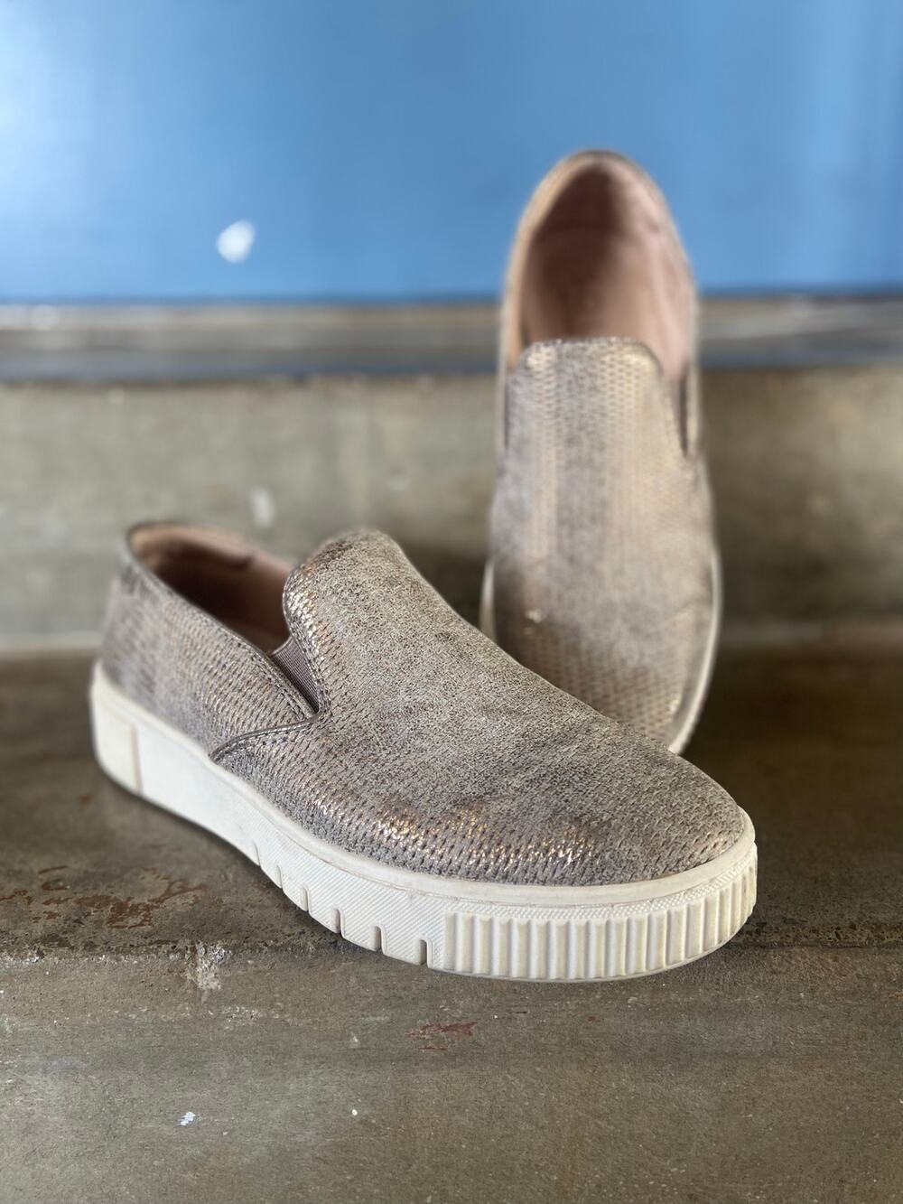 SOUL by Naturalizer Tia textured metallic slip on style sneaker